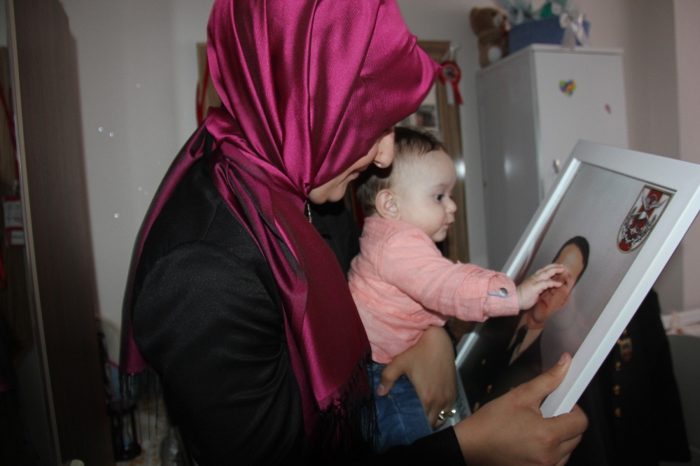 Şehit babasının kokusuyla büyüyor